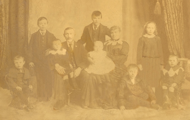 Bernt and Edith Aanensen with eight of their 10 children 1904 image courtesy of Jill Dawson