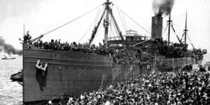 Hororata Departure from Port Melbourne 1916 (Pictures Collection - State Library of Victoria)