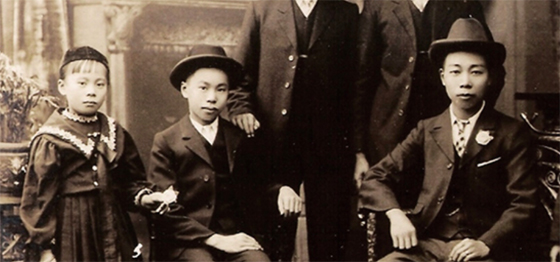 Photo courtesy Dennis O’Hoy via Multicultural Arts Victoria. Photo statement by Michele Wong ‘My grandfather Fee Lan, his brother Que and nephew Jan O’Hoy’, 1902.